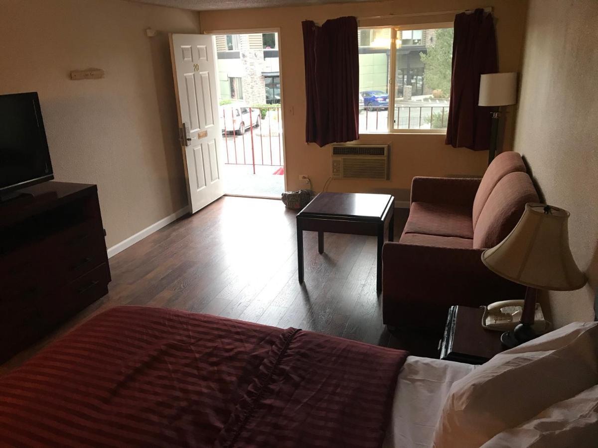 Smokey Point Motor Inn Арлингтън Екстериор снимка