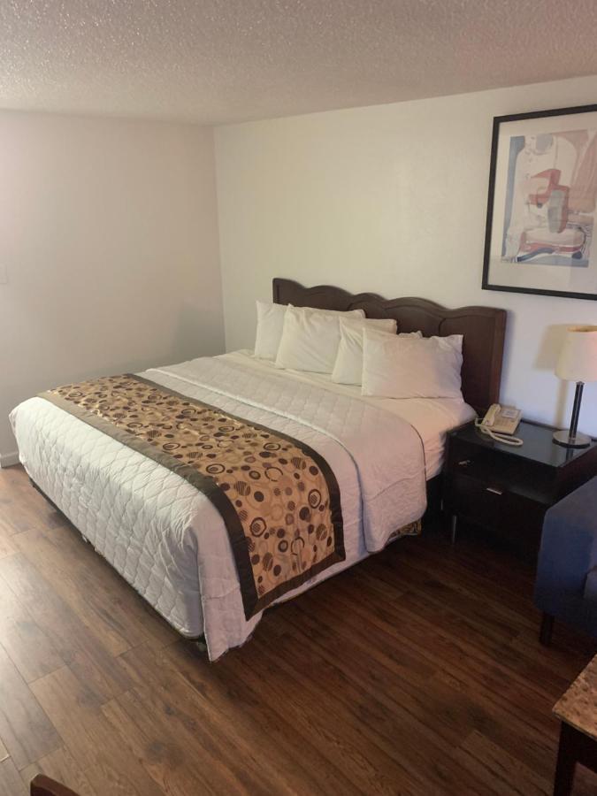 Smokey Point Motor Inn Арлингтън Екстериор снимка