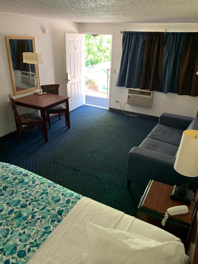 Smokey Point Motor Inn Арлингтън Екстериор снимка